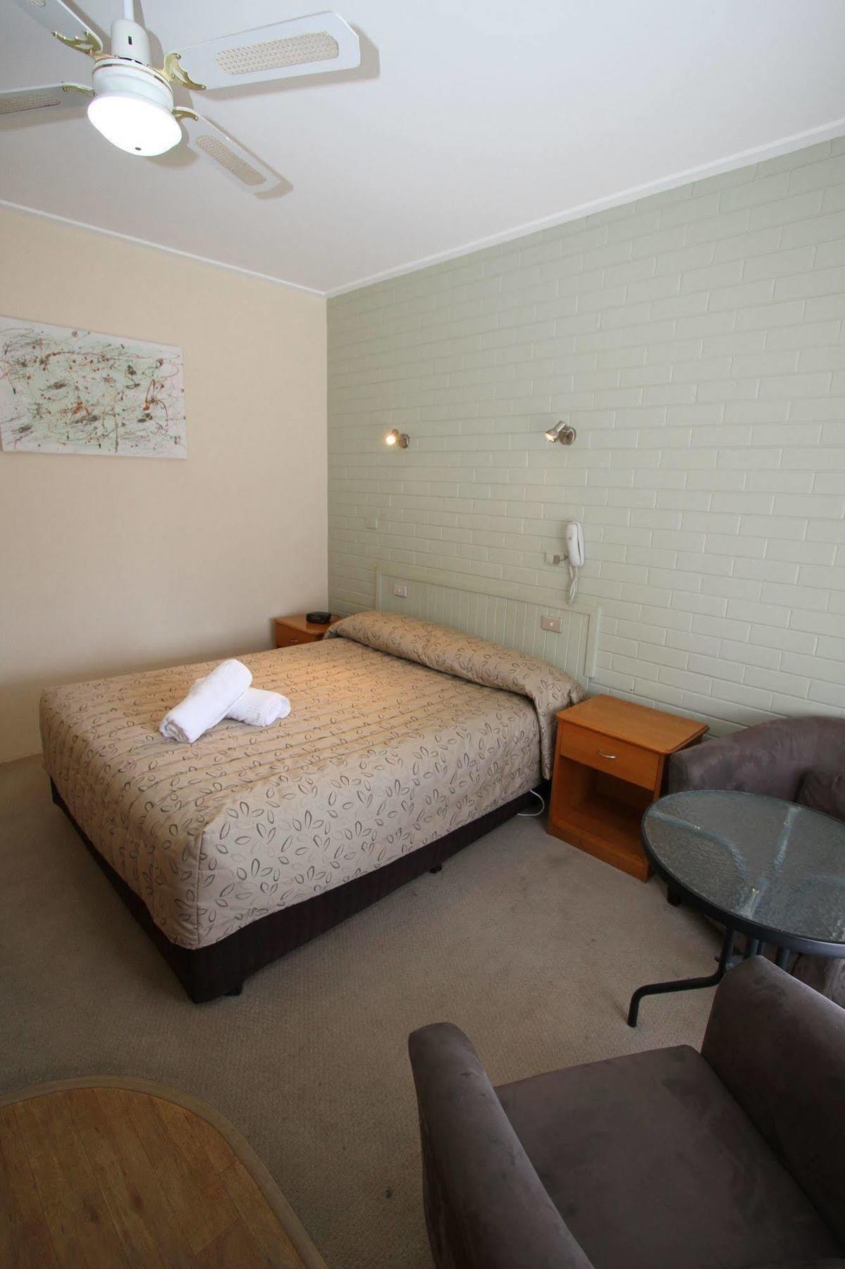 Elm 3* Bendigo