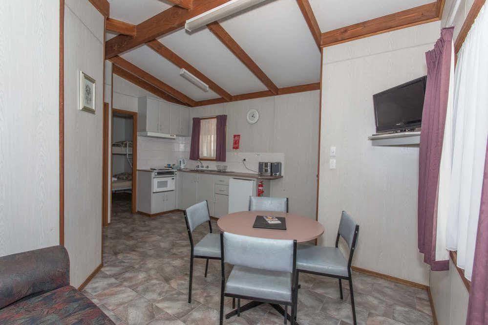 Gold Nugget Tourist Park Hotel 4*