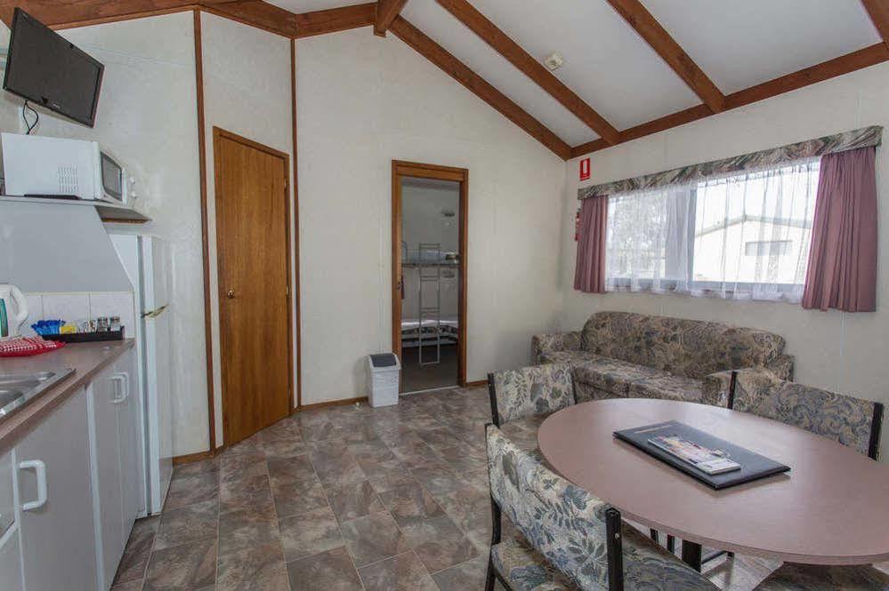 Gold Nugget Tourist Park Hotel 4*
