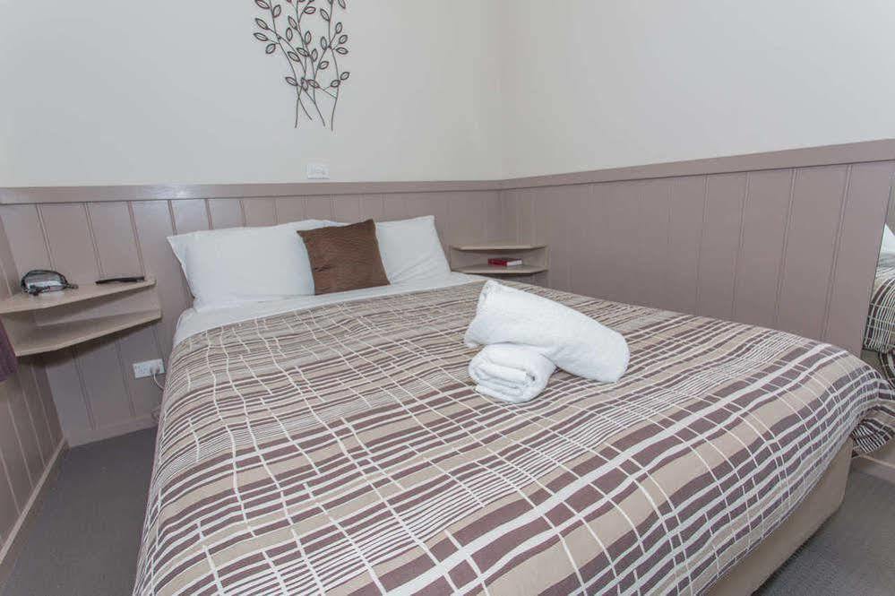 Gold Nugget Tourist Park Hotel 4*