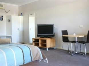 Golden Reef Motor Motel