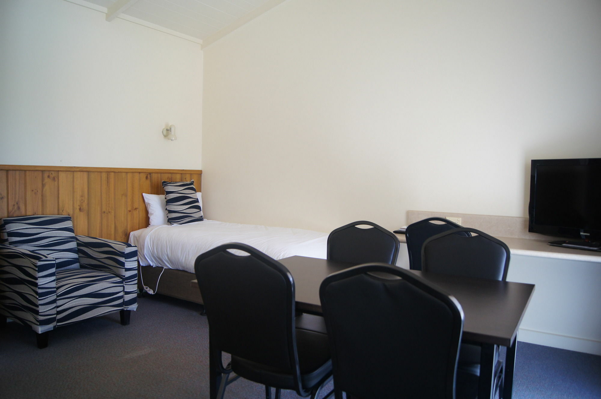 Quality Lakeside Hotel