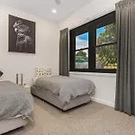 Cosy Retreat On Forest - Non Smoking - Sleeps Upto Six Guest