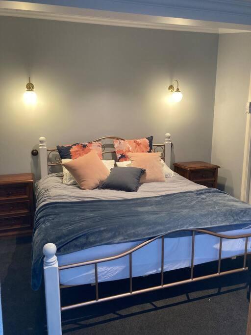 1910 Renovated Gem, 2 King Beds, 2 Ks *