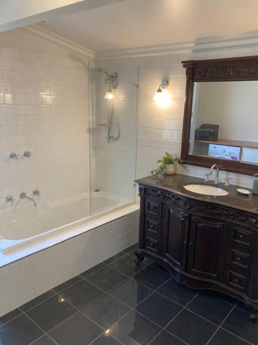 1910 Renovated Gem, 2 King Beds, 2 Ks