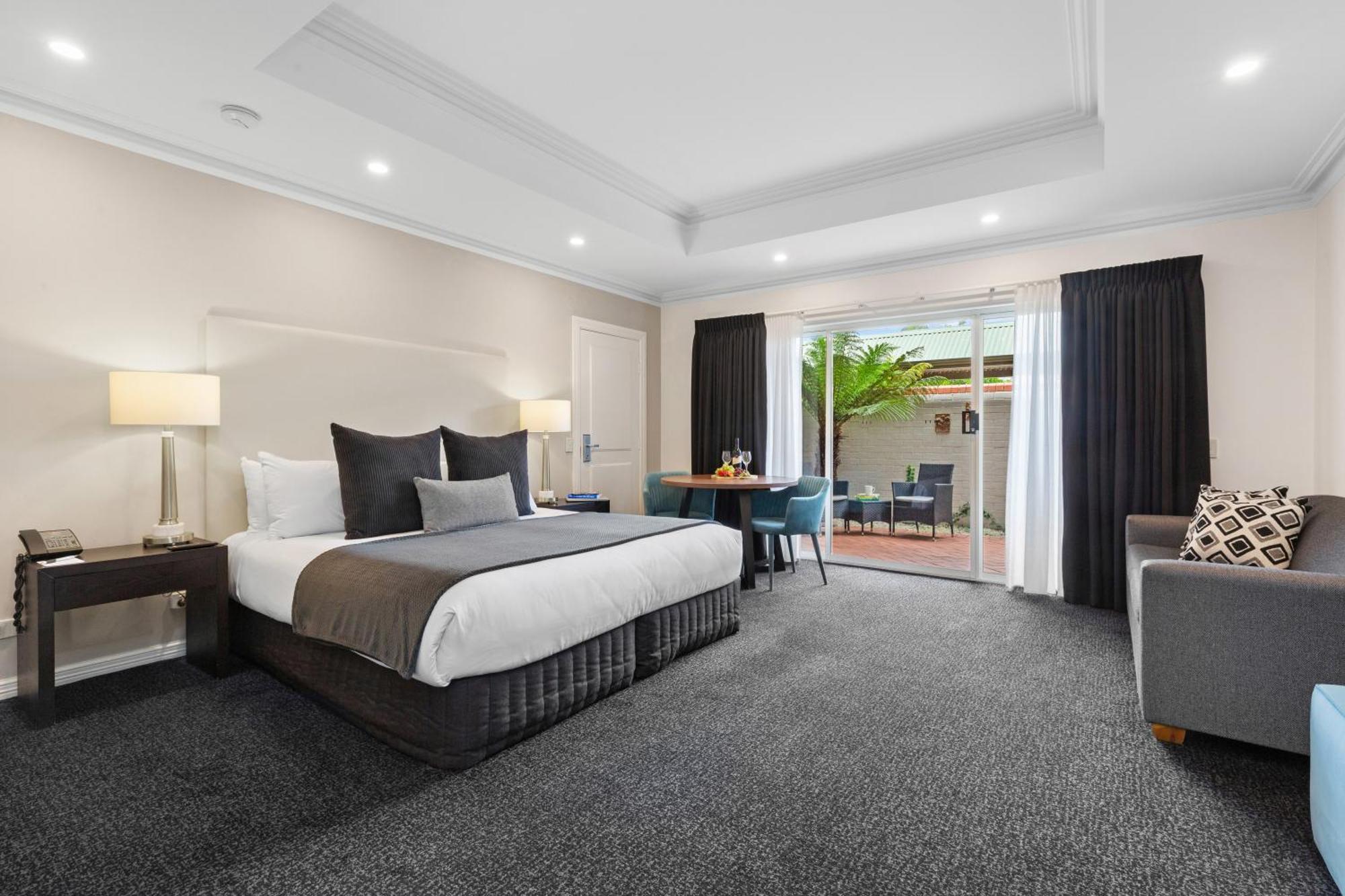 Seasons Hotel 4*