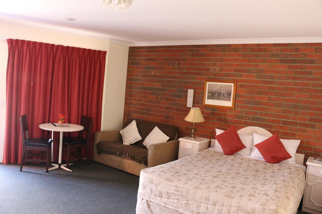 Haymarket Motor 3*