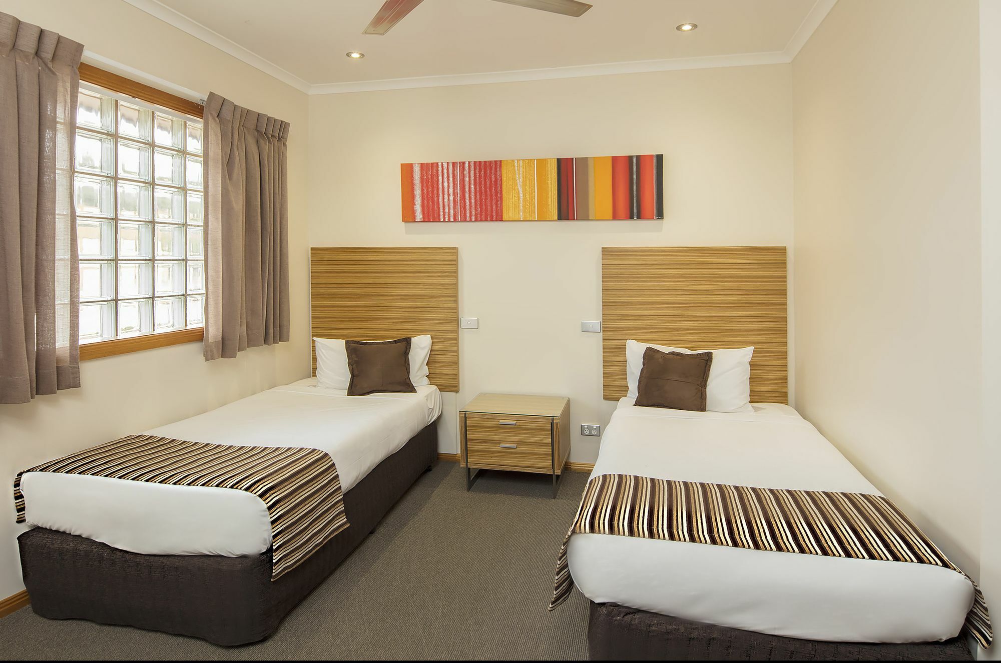 Julie-anna, Motel Bendigo